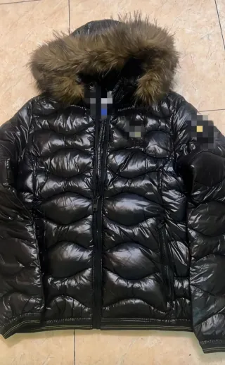 Chaqueta negra con capucha de pelo