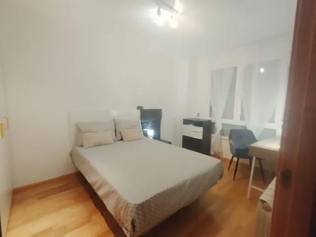 Se alquila habitación en piso compartido