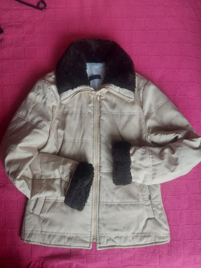 Chaqueta beige con cuello y puños marrones