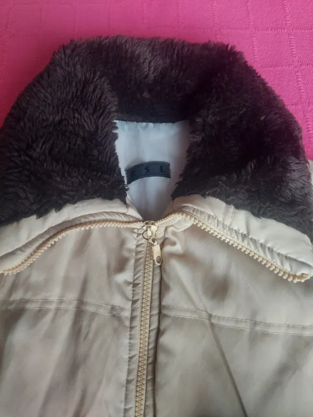 Chaqueta beige con cuello y puños marrones