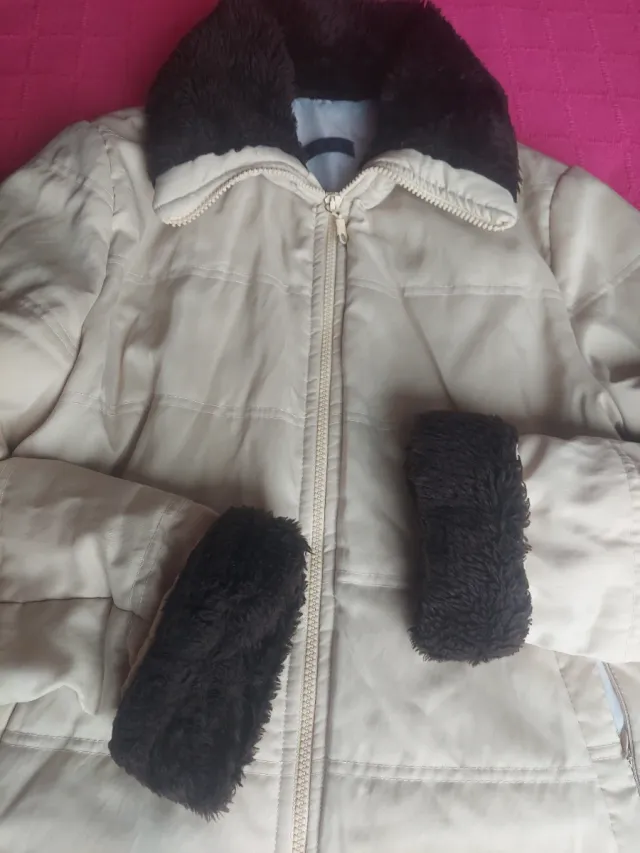 Chaqueta beige con cuello y puños marrones