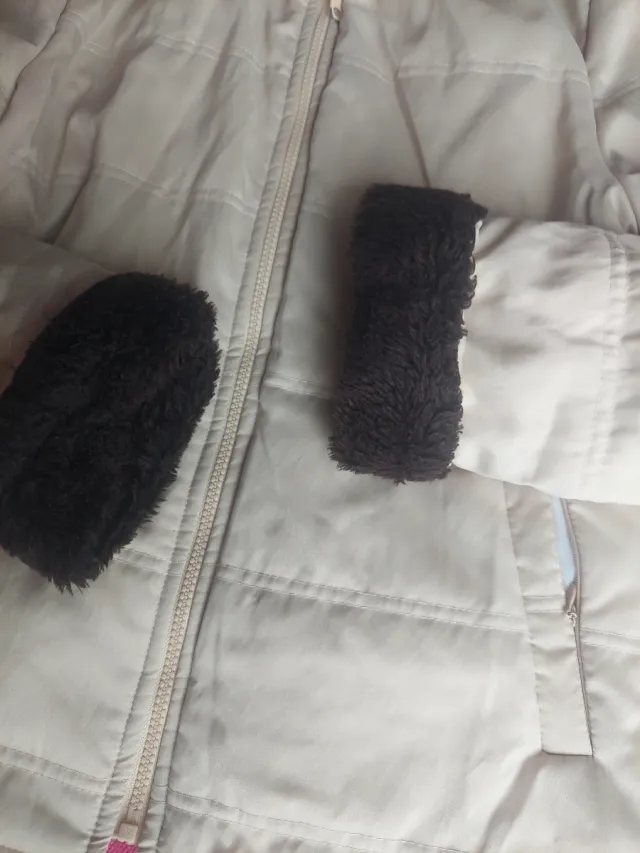 Chaqueta beige con cuello y puños marrones