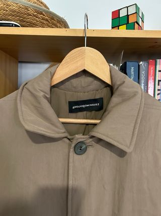 Gabardina y abrigo marrón de muy buena calidad