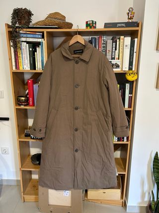 Gabardina y abrigo marrón de muy buena calidad