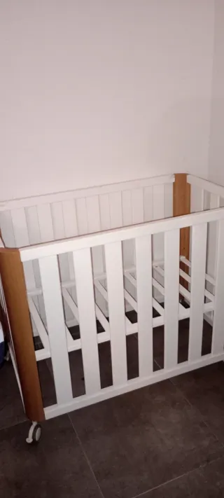 Cuna de bebé blanca y madera