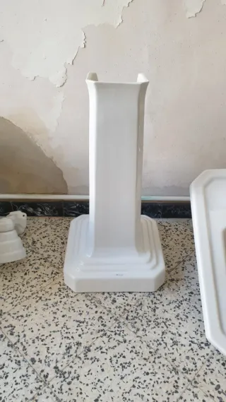 Lavabo de cerámica blanco con pedestal