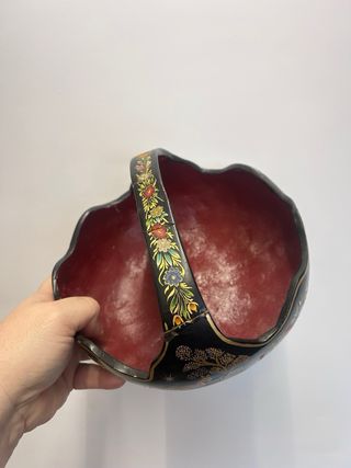 Cesta de madera decorada a mano