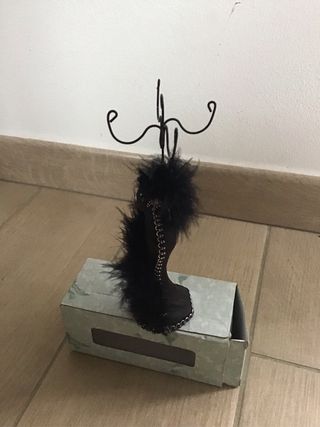 Porta orecchini nero con piume