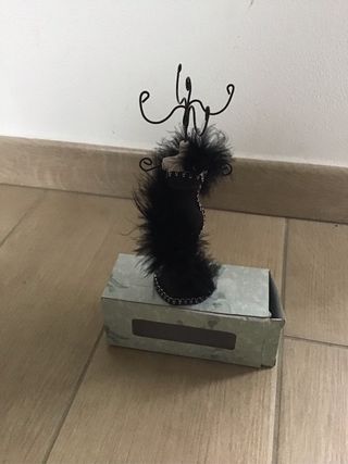 Porta orecchini nero con piume