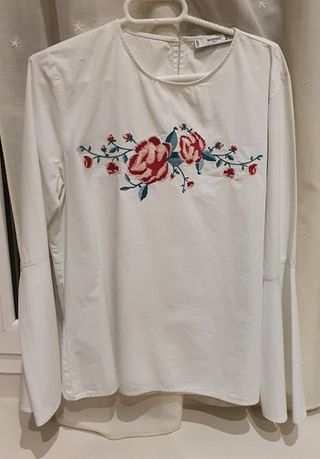 Blusa Mango bordada flores manga acampanada