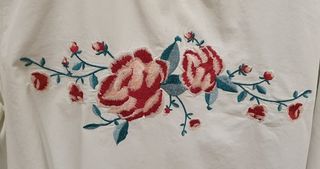 Blusa Mango bordada flores manga acampanada