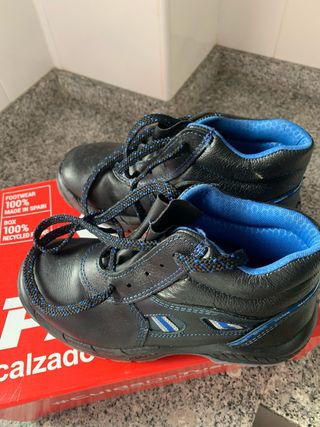 Calzado de seguridad negro y azul