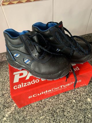 Calzado de seguridad negro y azul