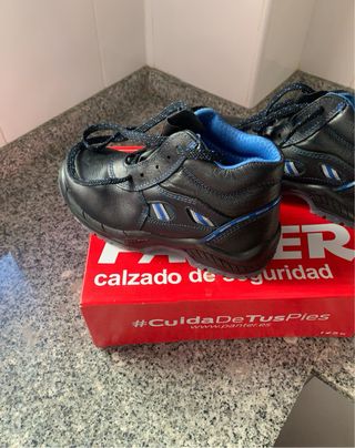 Calzado de seguridad negro y azul