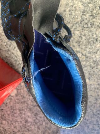 Calzado de seguridad negro y azul