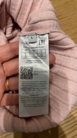 Jersey Guess rosa acanalado brillante entallado