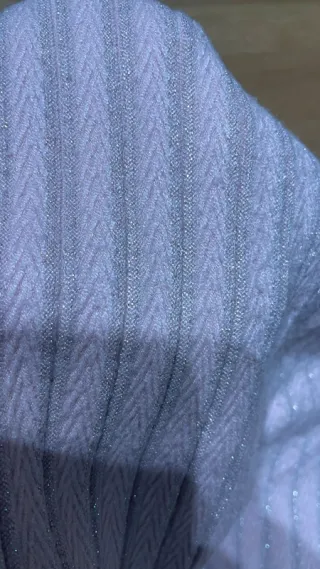 Jersey Guess rosa acanalado brillante entallado