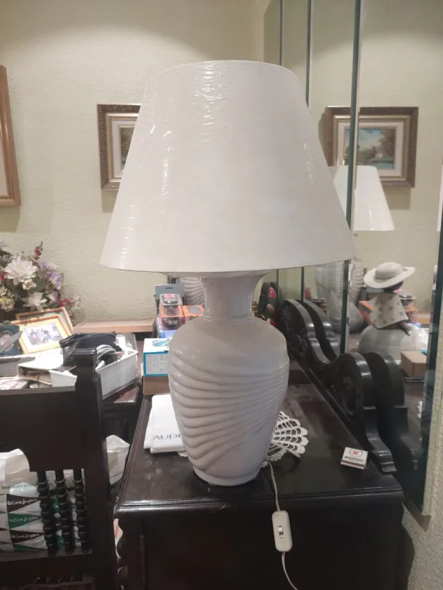 Lámpara de mesa cerámica blanca