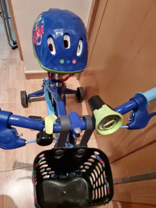 Bicicleta infantil azul con cesta.