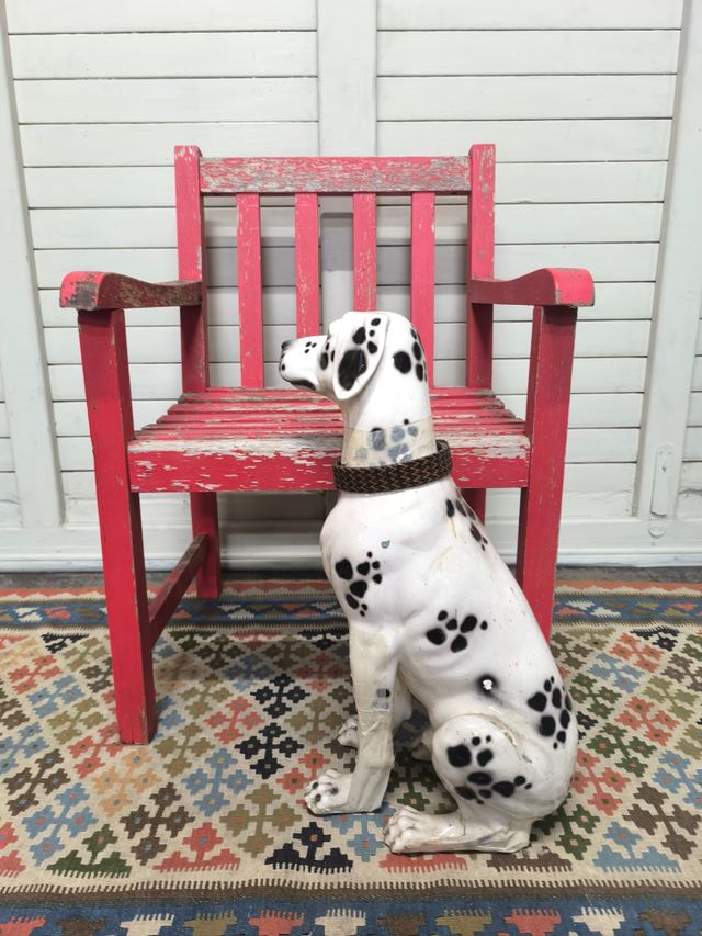 Silla de madera roja.