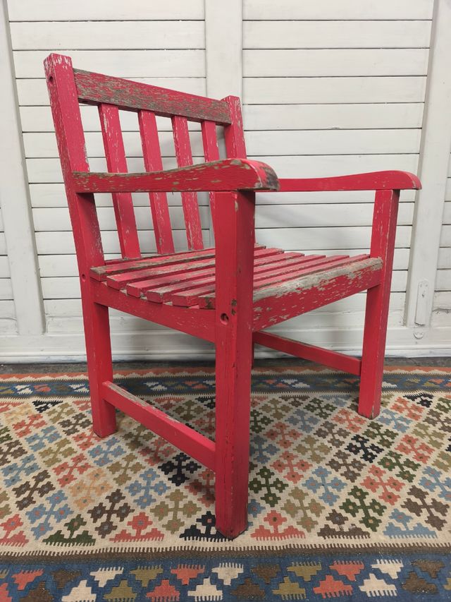 Silla de madera roja.