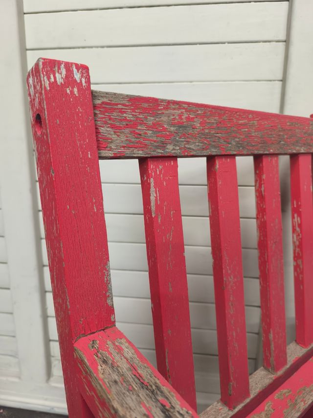 Silla de madera roja.