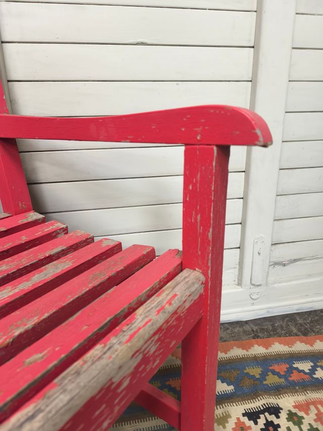 Silla de madera roja.