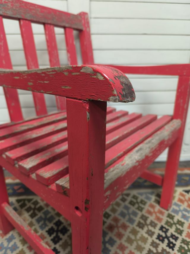 Silla de madera roja.