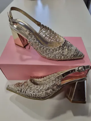 Zapatos de fiesta dorados