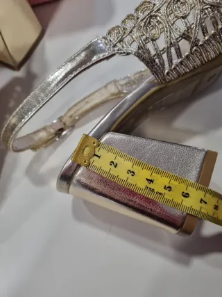 Zapatos de fiesta dorados