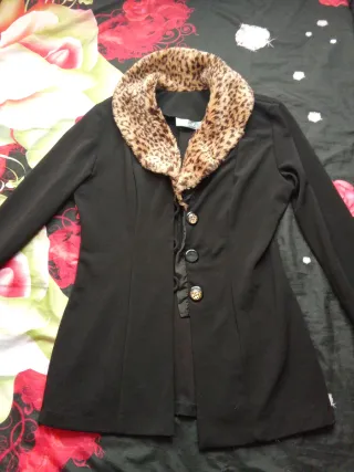 Chaqueta negra con cuello estampado