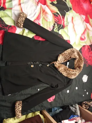 Chaqueta negra con cuello estampado