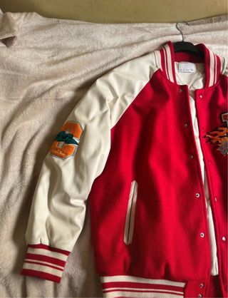 Chaqueta tipo bomber roja y blanca