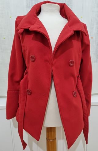 Abrigo rojo de paño con cinturón