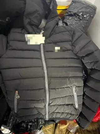 Chaqueta acolchada negra con capucha