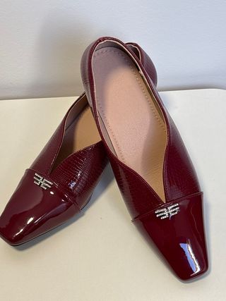 Zapatos de tacón rojos con detalle plateado