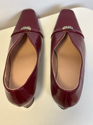 Zapatos de tacón rojos con detalle plateado