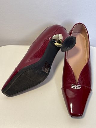 Zapatos de tacón rojos con detalle plateado