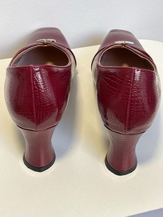 Zapatos de tacón rojos con detalle plateado