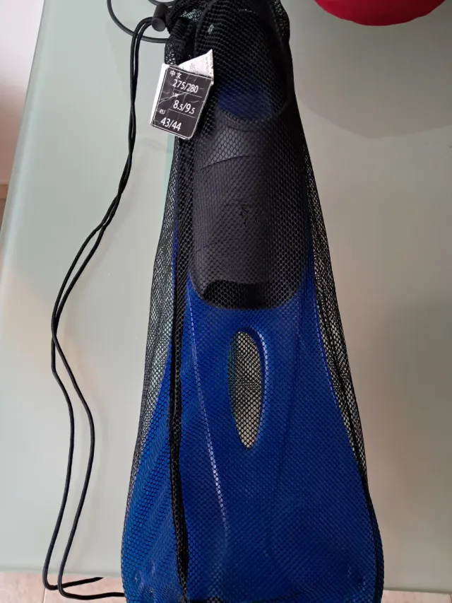 Aletas de natación azules y bolsa de malla T.43/44