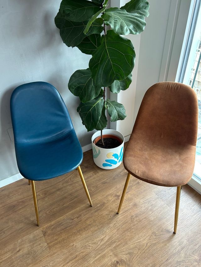 Sillas Nórdicas comedor azul y marrón.