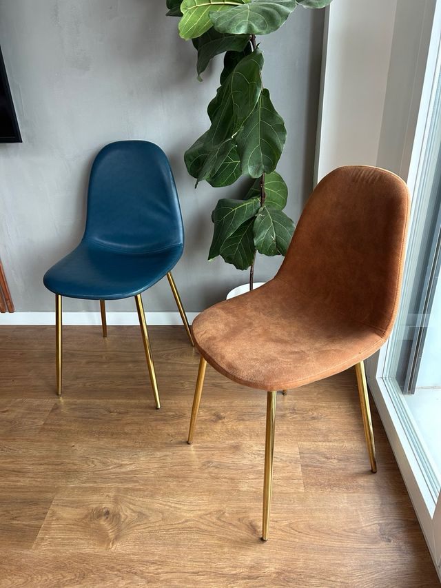 Sillas Nórdicas comedor azul y marrón.