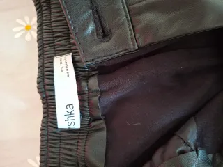 Pantalones cargo efecto piel negros