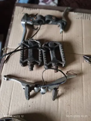 Pedales de bicicleta y frenos