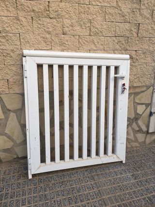 Puerta de patio blanca