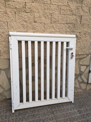 Puerta de patio blanca