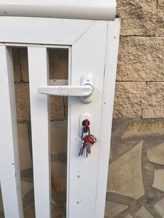 Puerta de patio blanca