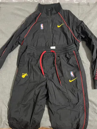 Conjunto Chándal y Sudadera Nike Negro/Rojo