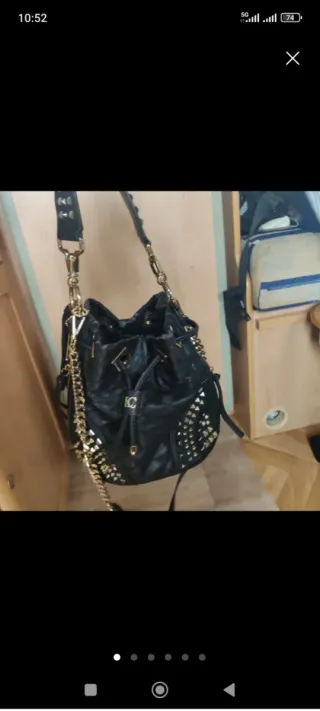 Borsa secchiello La Carrie pelle nera borchie oro