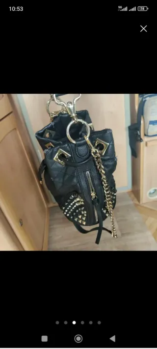 Borsa secchiello La Carrie pelle nera borchie oro